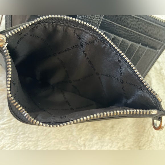 Michael Kors Wallet GUC - Picture 4 of 9